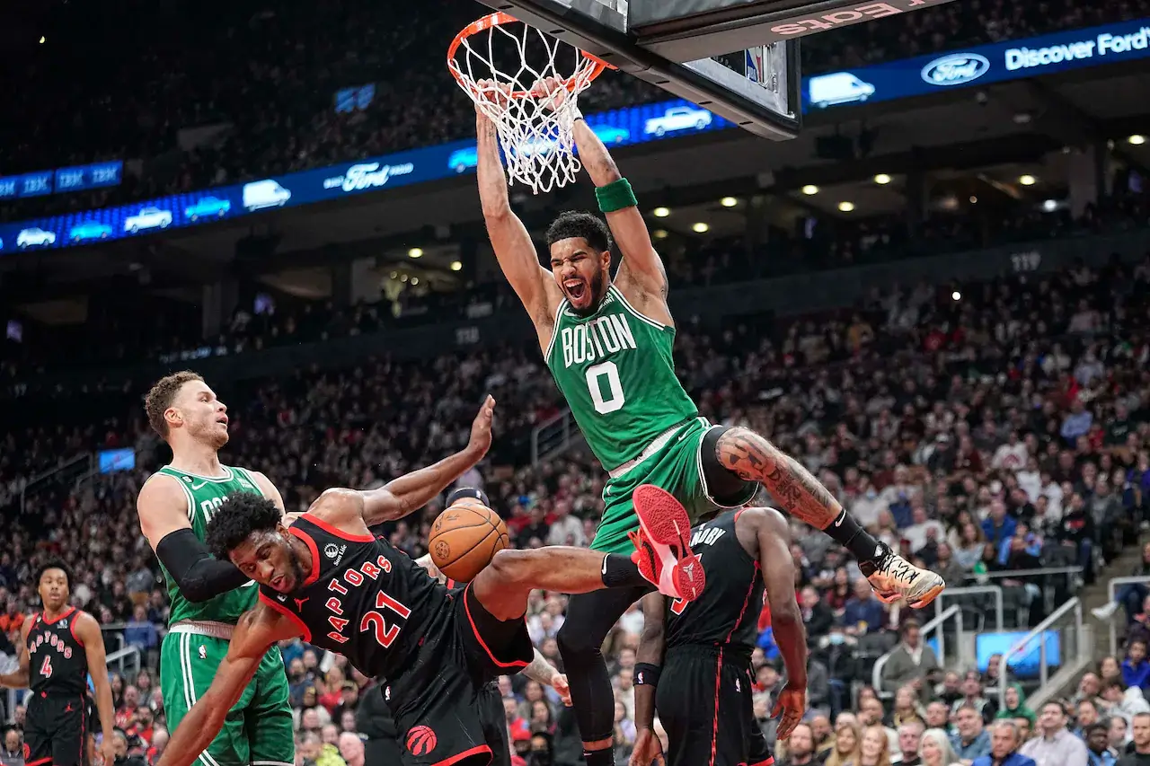 Jason Tatum enterrando a bola de basquete na cesta